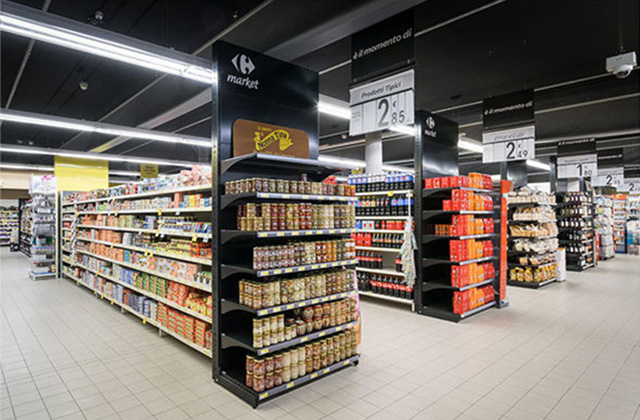Estantes de una cadena de supermercados